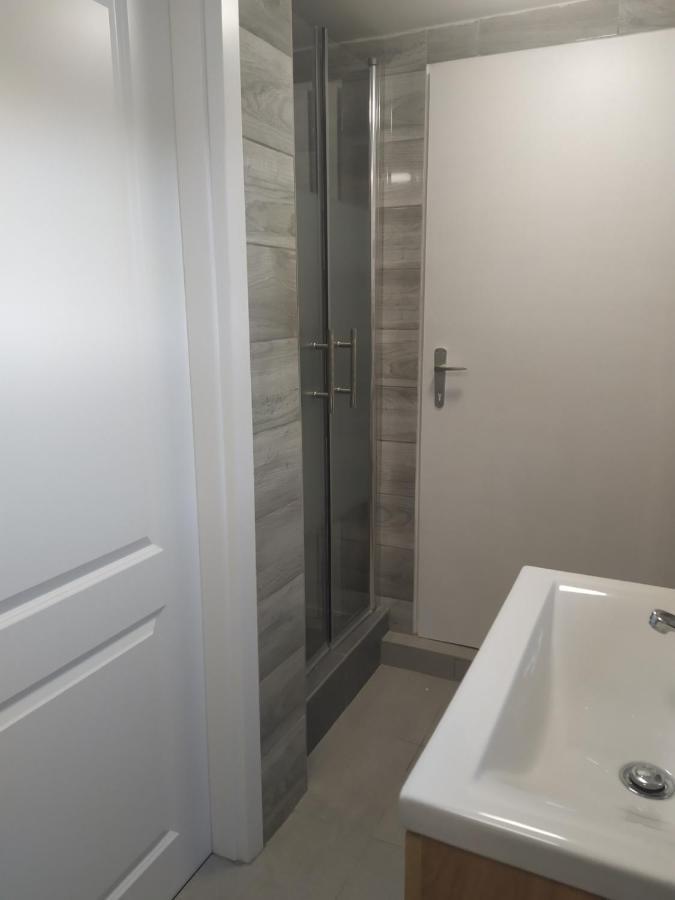 Ubytovanie Pod Cervenym Kamenom Male Karpaty Pila  Luaran gambar