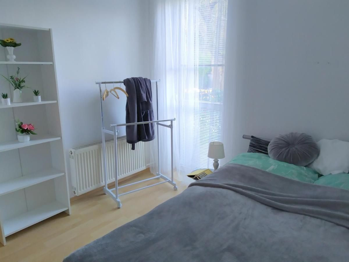 Ubytovanie Pod Cervenym Kamenom Male Karpaty Pila  Luaran gambar